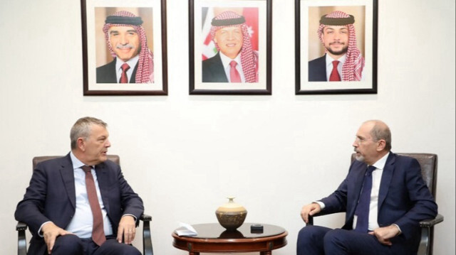 Le ministre jordanien des Affaires étrangères, Ayman Safadi (D) rencontrant le commissaire général de l'Office de secours et de travaux des Nations Unies pour les réfugiés de Palestine (UNRWA), Philippe Lazzarini (G), à Amman en Jordanie, le 19 mai 2024.