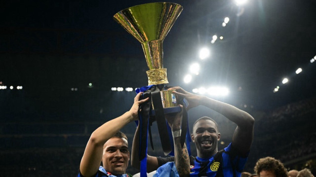 Lautaro Martinez et Marcus Thuram tiennent le trophée de champion d'Italie à la suite du match de football de Serie A italienne entre l'Inter Milan et la Lazio à Milan, le 19 mai 2024. 
