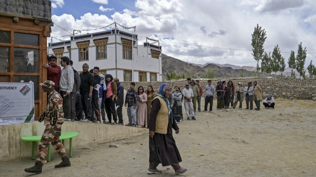 Des électeurs font la queue pour voter dans un bureau de vote lors de la cinquième phase des élections générales en Inde, à Thiksey, au Ladakh, le 20 mai 2024.