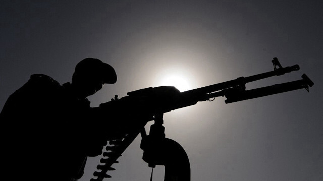 Un policier afghan utilise une mitrailleuse lors d'une patrouille dans la ville de Bamiyan, le 7 juillet 2008. Un attentat suicide devant l'ambassade de l'Inde dans la capitale afghane le 7 juillet a tué plus de 40 personnes.