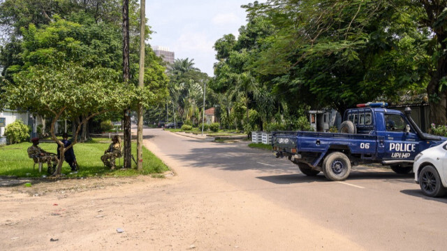 La Garde républicaine congolaise et la police bloquent une route autour de la scène d'une tentative de coup d'État à Gombe, Kinshasa, le 19 mai 2024.