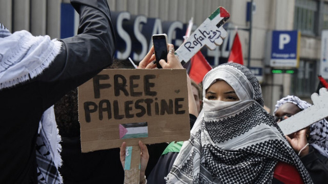 Un manifestant tient une pancarte "Free Palestine" lors d'une mobilisation de soutien au peuple palestinien, à Bruxelles, en Belgique, le 19 mai 2024.