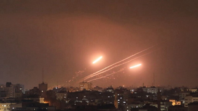 فصائل فلسطينية تستهدف دبابتين ومروحية أباتشي إسرائيلية بغزة 