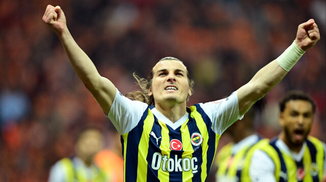 Le joueur de Fenerbahçe, Çağlar Söyüncü, célébrant son but face à Galatasaray, lors de la 37e journée du championnat turc de football, au RAMS stadium d'Istanbul, le 19 mai 2024.