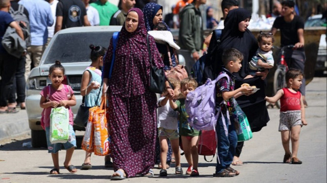 Des femmes et des enfants palestiniens fuient Rafah, dans le sud de la bande de Gaza.