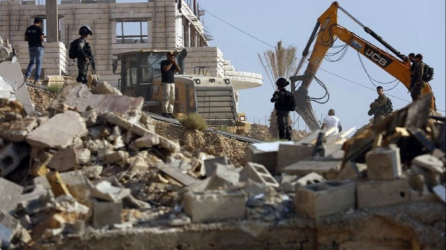 الاحتلال الإسرائيلي يهدم عمارة سكنية جنوبي الضفة

