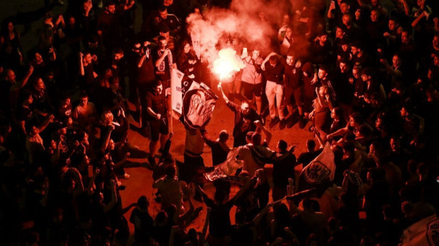 Les supporters du PAOK Thessalonique célèbrent la victoire de leur équipe au championnat de la Super League grecque, à Thessalonique, le 19 mai 2024.