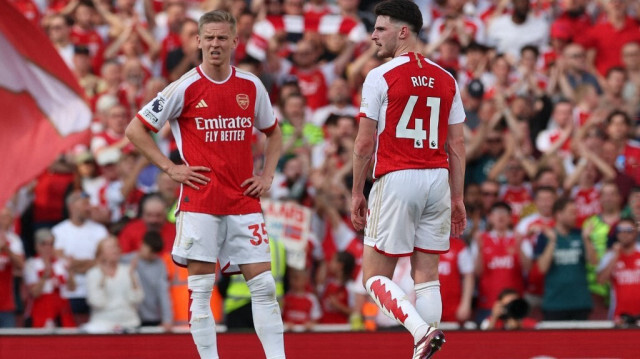 Les joueurs d'Arsenal, Declan Rice (N°41) après le match de football de la Premier League anglaise entre Arsenal et Everton au stade Emirates à Londres le 19 mai 2024. Arsenal a remporté le match 2-1, mais a perdu la course au titre face à Manchester City.