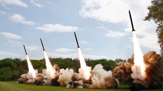 Le lancement d'une "artillerie de roquettes" lors d'un exercice d'entraînement à une contre-attaque nucléaire virtuelle, dans un lieu non divulgué en Corée du Nord, le 23 avril 2024.