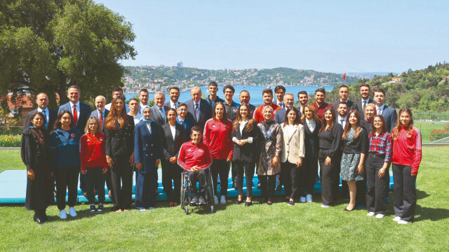 Cumhurbaşkanı Erdoğan, 19 Mayıs Atatürk'ü Anma, Gençlik ve Spor Bayramı dolayısıyla  gençlik temsilcileri ve milli sporcularla buluştu. 