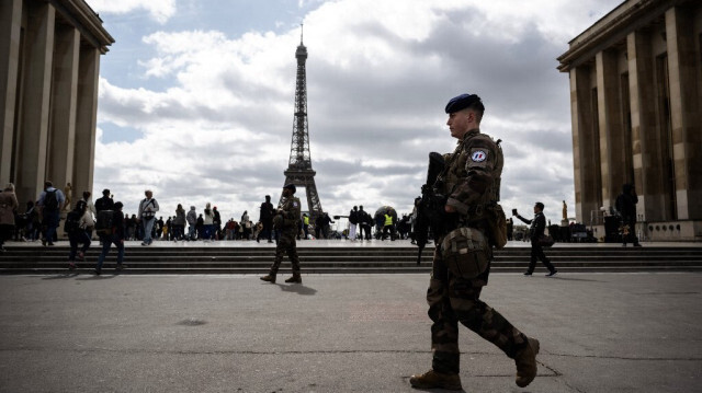 Des soldats français de l'opération Sentinelle patrouillent sur l'esplanade du Trocadéro près de la Tour Eiffel à Paris, en France, le 15 avril 2024.