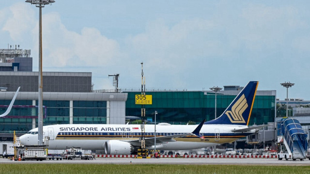 Un avion de Singapore Airlines roule sur le tarmac de l'aéroport Changi de Singapour.