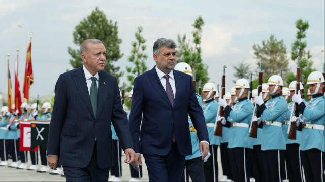 Romanya Başbakanı Marcel Ciolacu resmi törenle karşılandı.