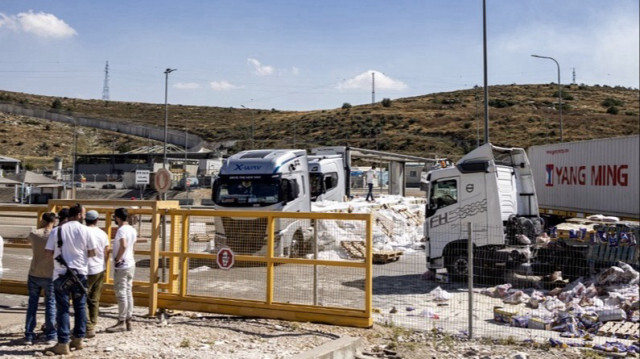 Des camions qui transportaient de l'aide humanitaire vandalisés par des activistes israéliens de droite pour protester contre l'envoi d'aide à la bande de Gaza.