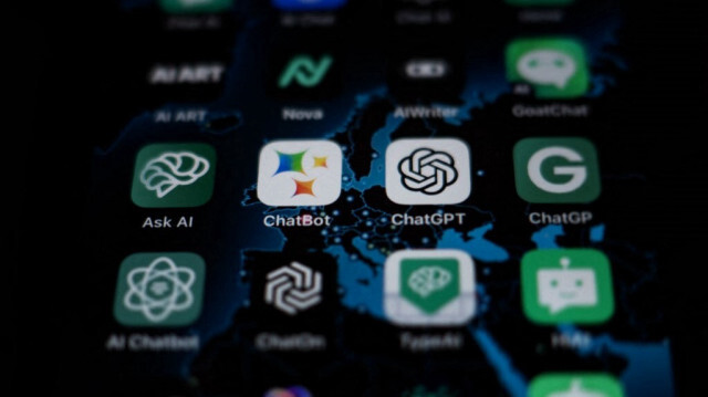 Des icônes de l'application d'IA (Intelligence Artificielle) de Google BardAI (ou ChatBot) (C-L), de l'application d'OpenAI ChatGPT (C-R) et d'autres applications d'IA sur l'écran d'un smartphone.