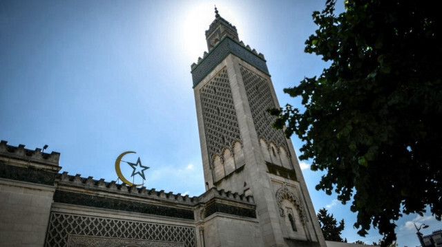 Minaret et façade de la Grande Mosquée de Paris.