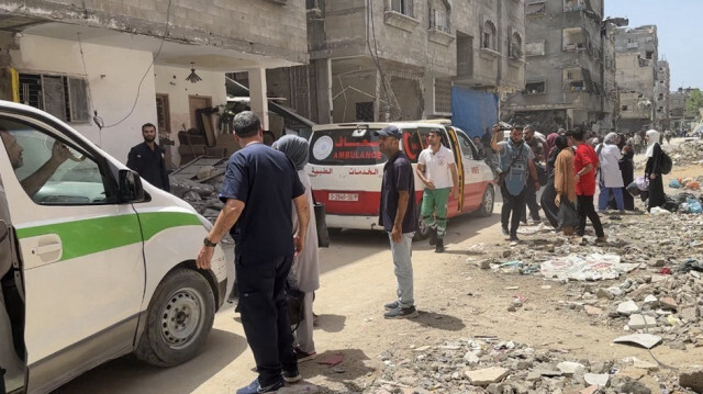 L'équipe médicale de l'hôpital Kamal Adwan évacue les patients palestiniens après que les frappes aériennes israéliennes aient endommagé l'hôpital dans la bande de Gaza, le 21 mai 2024.