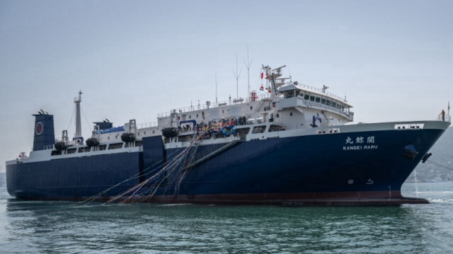Le nouveau navire-usine baleinier du Japon, le Kangei Maru, quitte le port de Shimonoseki, au Japon, le 21 mai 2024.