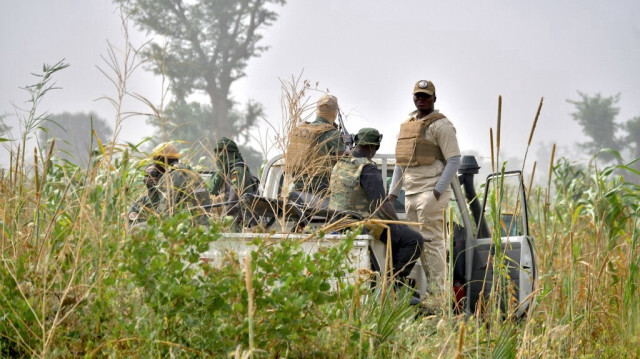 Une patrouille militaire nigérienne faisant partie de l'opération "Faraouta Bouchia", qui lutte contre les gangs armés, patrouille dans la région de Maradi, près de la frontière avec le Nigéria, le 2 novembre 2022.