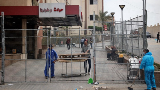 Des Palestiniens travaillent à la réhabilitation de l'hôpital Nasser dévasté à Khan Younès, dans le sud de la bande de Gaza.