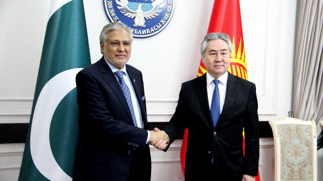 Le ministre kirghize des Affaires étrangères Jeenbek Kulubayev (à droite) rencontre le vice-premier ministre et ministre des Affaires étrangères du Pakistan Muhammad Ishak Dar (à gauche) à Bishkek, au Kirghizstan, le 21 mai 2024.