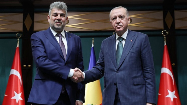 Le président turc, Recep Tayyip Erdogan (D) et le Premier ministre roumain, Marcel Ciolacu (G) lors d'une conférence de presse commune à l'issue d'une réunion bilatérale au complexe présidentiel à Ankara en Turkiye, le 21 mai 2024.