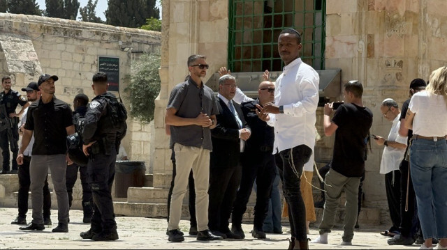 Le ministre israélien de la sécurité nationale, Itamar Ben-Gvir (C), fait une descente dans la mosquée Al-Aqsa à Jérusalem-Est, le 22 mai 2024.