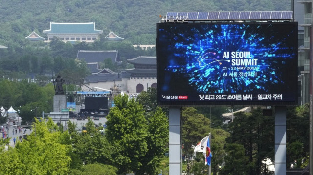 Un écran montre l'annonce du sommet de Séoul sur l'IA à Séoul, en Corée du Sud, le mardi 21 mai 2024.