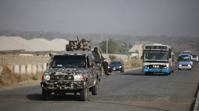 Des militaires nigérians escortent les bus dans lesquels les enfants enlevés par Boko Haram à la Government Science Secondary School, à Kankara, dans le nord-ouest de l'État de Katsina, au Nigéria, rentrent chez eux après avoir été libérés le 18 décembre 2020. 