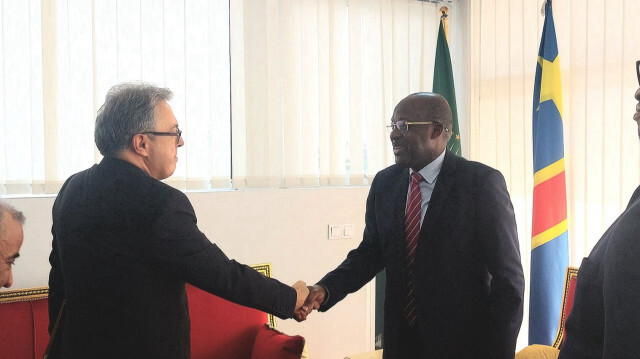 Le vice-Premier ministre, ministre des Affaires étrangères de la RDC, Christophe Lutundula Apala saluant l'ambassadeur de la République algérienne à Kinshasa, M. Mohamed Yazid Bouzid.