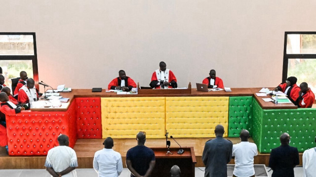 Les accusés se tiennent devant le juge alors que la session commence à l'intérieur du nouveau palais de justice de Conakry le 28 septembre 2022 lors de l'ouverture du procès pour le massacre de 156 personnes en septembre 2009.