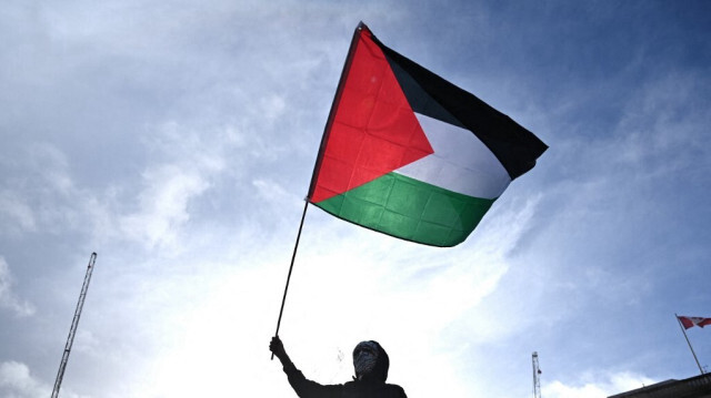 Un manifestant brandit un drapeau palestinien lors du "London Rally For Palestine" à Trafalgar Square, dans le centre de Londres, le 4 novembre 2023. (Archives)