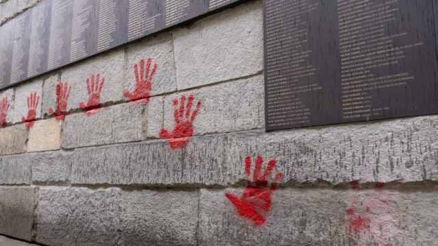 Des tags aux mains rouges sur le Mur des Justes devant le mémorial de la Shoah à Paris, le 14 mai 2024.