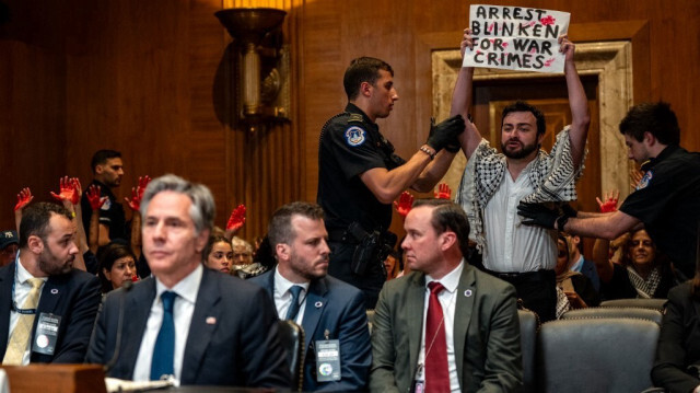 Un manifestant pro-palestinien se fait escorter lors du discours du secrétaire d'État américain Antony Blinken devant la sous-commission des crédits du Sénat sur l'État, les opérations étrangères et les programmes connexes, au Capitole, le 21 mai 2024 à Washington, DC.