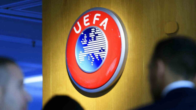 Le logo de l'UEFA photographié lors d'une réunion de l'instance des dirigeants du football européen à Dublin, en Irlance, durant laquelle la décision a été prise d'organiser les finales de la Ligue Europa 2026 et la Ligue Europa Conference 2027 à Istanbul.