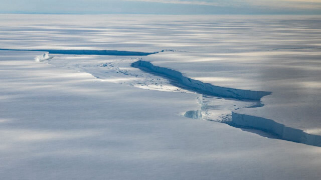 BAS tarafından paylaşılan uydu görüntülerinde de buz dağının etrafının suyla kaplandığı ve kıtadan ayrıldığı görüldü. 