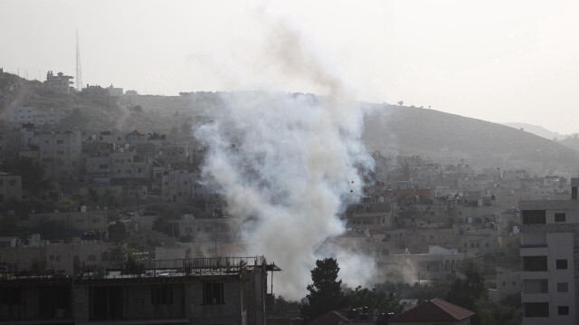 İsrail'in Cenin Mülteci Kampı'na düzenlediği baskın sırasında bölgeden dumanlar yükseldi.