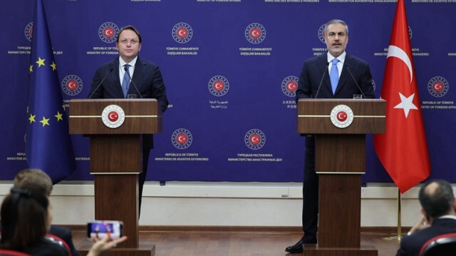 Le ministre turc des Affaires étrangères, Hakan Fidan (D), et le commissaire européen chargé du voisinage et de l'élargissement, Oliver Varhelyi (G), lors d'une conférence de presse conjointe à l'issue de leur réunion à Ankara en Turkiye, le 23 mai 2024.