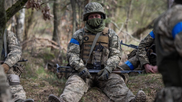 Un soldat ukrainien lors d'un entraînement militaire avec des soldats français, dans un complexe d'entraînement militaire situé dans un lieu non divulgué en Pologne, le 4 avril 2024. 