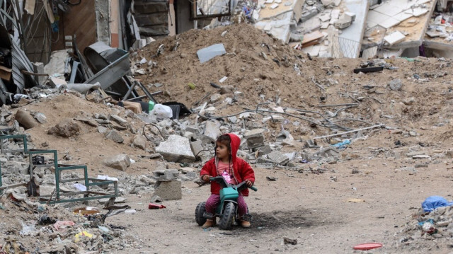 Un enfant palestinien joue au milieu des décombres de bâtiments détruits par les bombardements israélien dans la ville de Gaza, le 8 avril 2024.