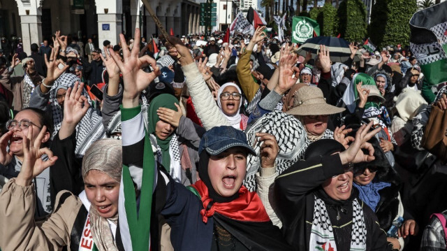 Des manifestants font un geste lors d'une manifestation à Rabat le 11 février 2024 en solidarité avec les Palestiniens au milieu des bombardements israéliens sur la bande de Gaza, alors que la guerre avec le groupe militant du Hamas se poursuit.