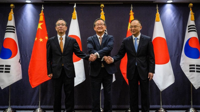 Le vice-ministre japonais des affaires étrangères Funakoshi Takehiro, le vice-ministre sud-coréen des affaires étrangères Chung Byung-won et le vice-ministre chinois des affaires étrangères Nong Rong se serrent la main avant leur réunion trilatérale de haut niveau (SOM) à Séoul, le 26 septembre 2023.