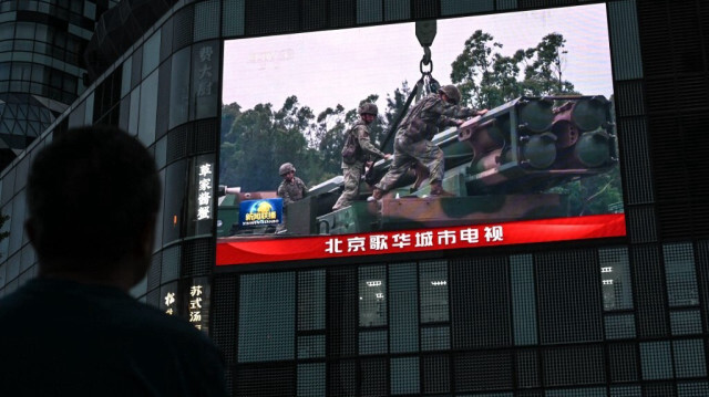 Un écran extérieur montre un reportage sur les exercices militaires de la Chine autour de Taïwan, à Pékin, le 23 mai 2024.