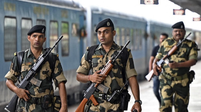 Des soldats des forces de sécurité frontalières indiennes (BSF) patrouillent à côté du train "Bandhan Express" qui relie Kolkata en Inde à Khulna au Bangladesh.
