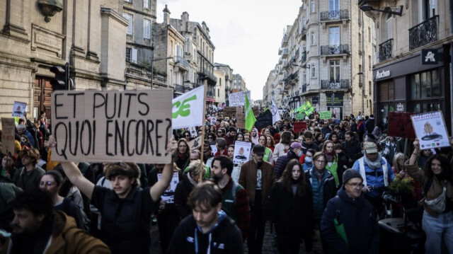 Manifestation de militants écologiques à Bordeaux, dans le sud-ouest de la France, le 1er février 2024, alors que le gouvernement n'est pas parvenu à tenir ses objectifs climatiques en 2023.