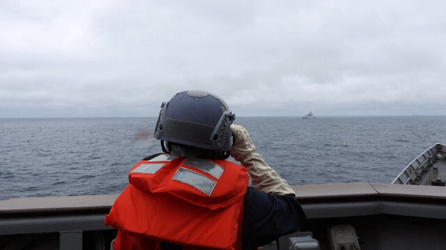 Un membre des forces armées taïwanaises surveillant un navire militaire chinois au large des côtes de Taïwan, le 23 mai.