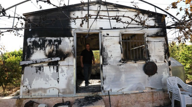 Une maison endommagée est vue après que des colons juifs israéliens ont attaqué des propriétés palestiniennes dans la ville de Naplouse en Palestine occupée.