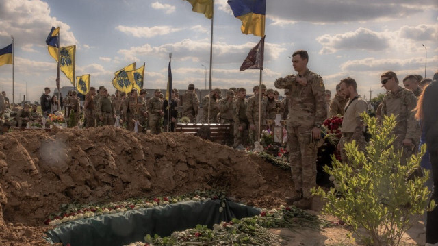 Des soldats de la brigade Azov rendent hommage à Nazary Gryntsevych, un soldat ukrainien de la brigade Azov surnommé "Grinka" tué sur le champ de bataille, lors d'une cérémonie funéraire dans un stade de football à Vinnytsia, le 10 mai 2024.