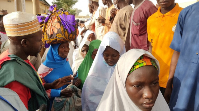 Des jeunes filles enlevées à Jangebe, Zamfara, le 3 mars 2021, réagissent en retrouvant leur famille.