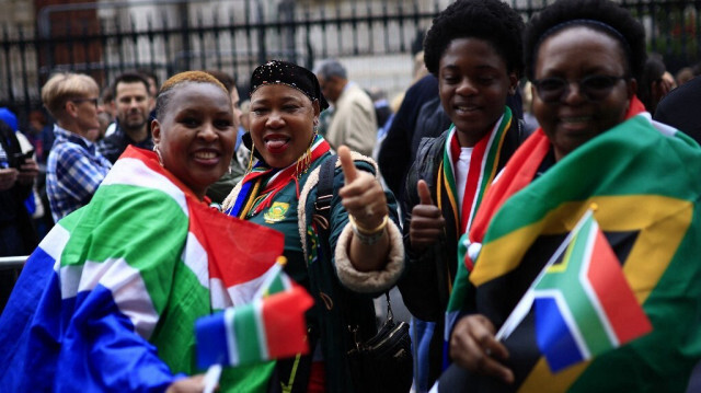 Des personnes font la queue devant la Haute Commission sud-africaine dans le centre de Londres, le 18 mai 2024, pour voter lors des prochaines élections générales en Afrique du Sud. 